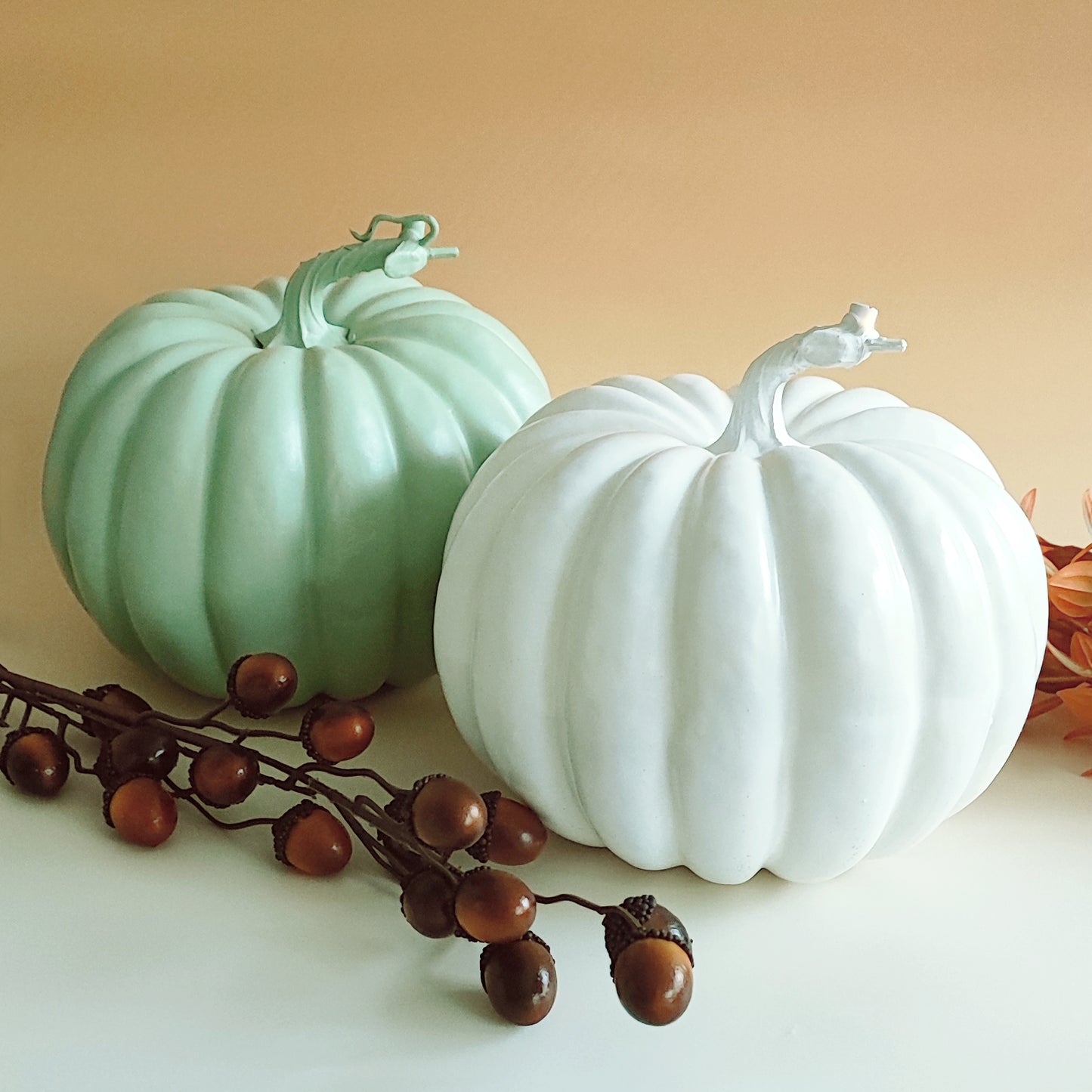 Deko-Kürbis mit Familienname, PERSONALISIERBAR, weiß