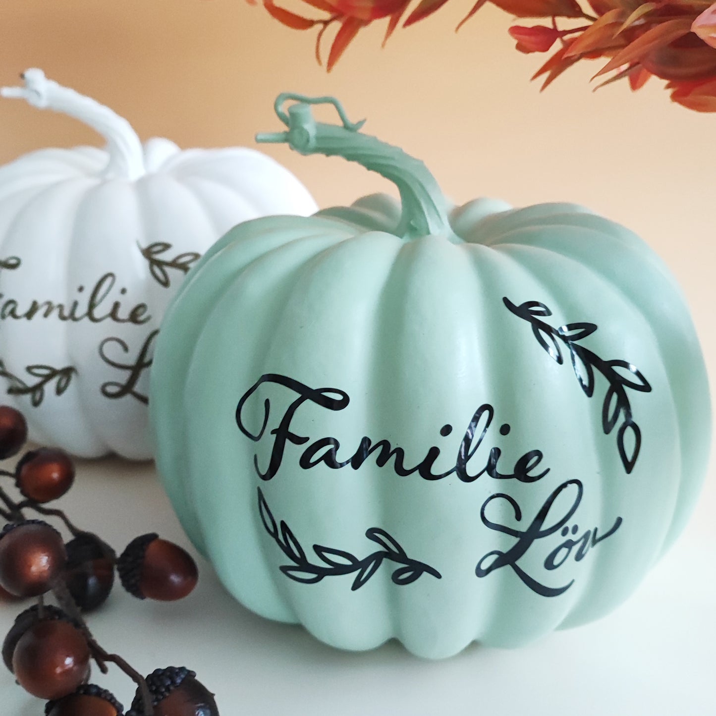 Deko-Kürbis mit Familienname, PERSONALISIERBAR, mintgrün