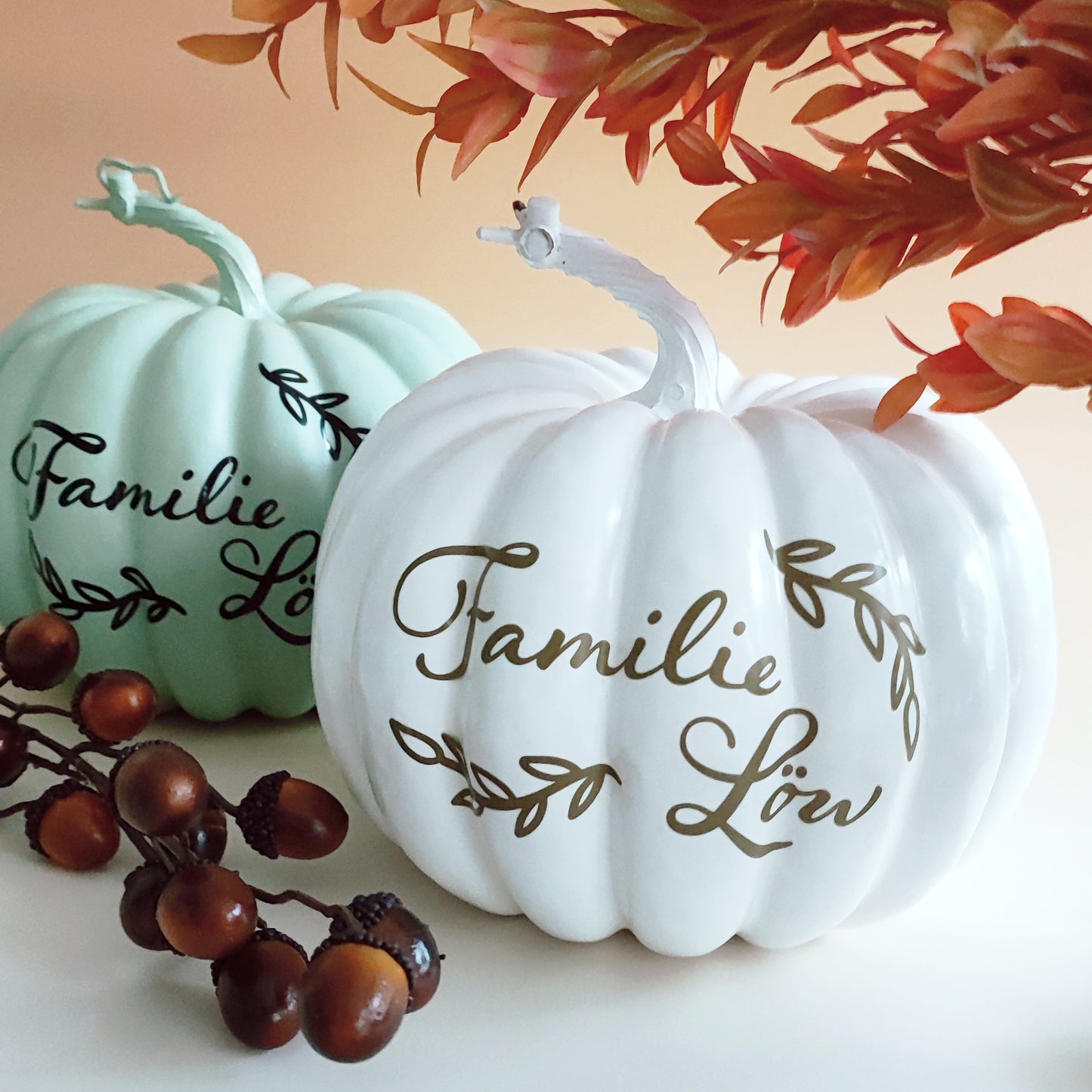 Deko-Kürbis mit Familienname, PERSONALISIERBAR, weiß